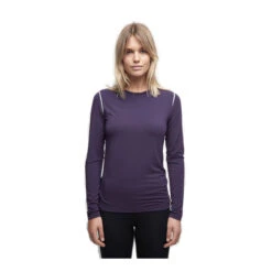 Le Bent Lightweight Base Layer Crew - Women's -Sports Camping Shop BT2122 on model 24871.1666376364